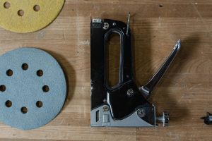 Quel papier abrasif choisir pour le bois : guide complet des grains