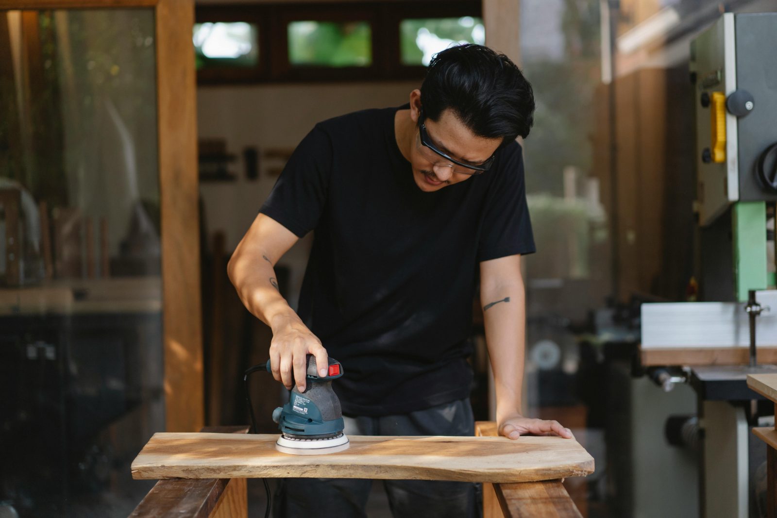 Detail sander for corners and edges